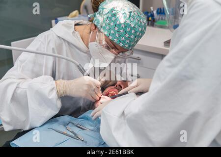 Patient dentaire ayant les dents nettoyées et polies par l'hygiéniste. Concept de santé dentaire Banque D'Images