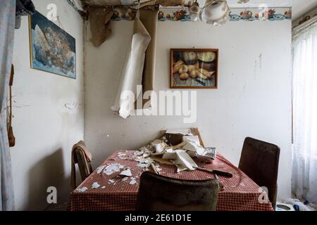 Une table de cuisine sale à l'intérieur d'une maison abandonnée. Ontario, Canada. Banque D'Images