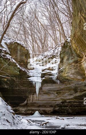 Canyon d'Ottawa en hiver. Parc national de Starved Rock, Illinois, États-Unis. Banque D'Images