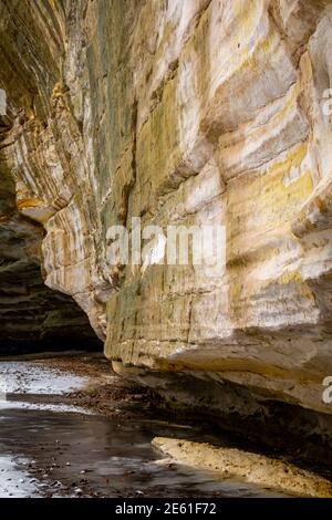 Canyon d'Ottawa en hiver. Parc national de Starved Rock, Illinois, États-Unis. Banque D'Images