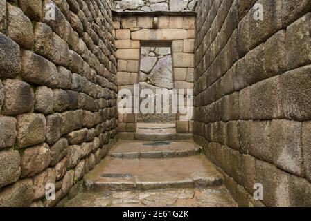 Porte en pierre près du Temple du Soleil, Machu Picchu, Pérou. Banque D'Images