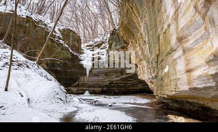 Canyon d'Ottawa en hiver. Parc national de Starved Rock, Illinois, États-Unis. Banque D'Images