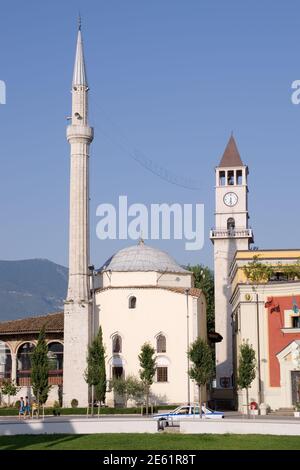 Tirana, Albanie - 21 juillet 2012 : mosquée d'Ethem Bey et tour de l'horloge sur la place Skanderbeg de Tirana ; certaines personnes marchent dans la rue en face de la Th Banque D'Images