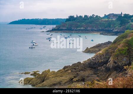 Vue panoramique sur la pointe du Grouin, côte rocheuse près de Cancale en Bretagne, France Banque D'Images