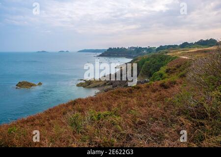 Vue panoramique sur la pointe du Grouin, côte rocheuse près de Cancale en Bretagne, France Banque D'Images