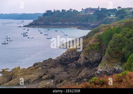 Vue panoramique sur la pointe du Grouin, côte rocheuse près de Cancale en Bretagne, France Banque D'Images