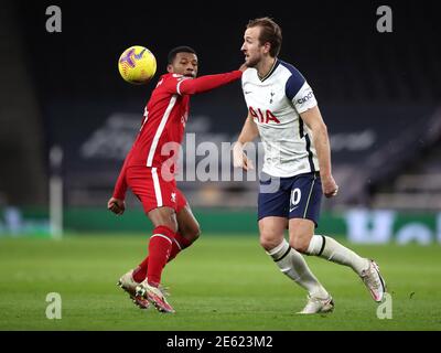 Georginio Wijnaldum de Liverpool (à gauche) et Harry Kane de Tottenham Hotspur se battent pour le ballon lors du match de la Premier League au Tottenham Hotspur Stadium de Londres. Date de la photo: Jeudi 28 janvier 2021. Banque D'Images