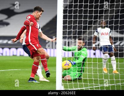 Roberto Firmino de Liverpool (à gauche) marque le premier but du match de sa partie lors du match de la Premier League au Tottenham Hotspur Stadium, Londres. Date de la photo: Jeudi 28 janvier 2021. Banque D'Images