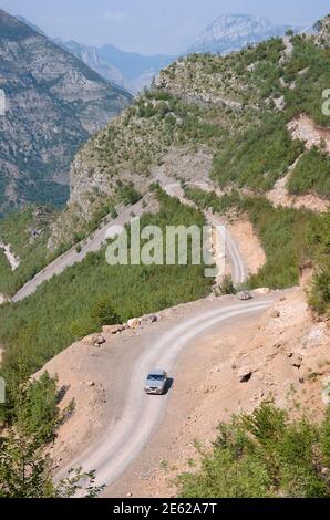 la voiture se déplace en amont de la route sinueuse entre le montagnes albanaises dans la vallée de Kelmend Banque D'Images