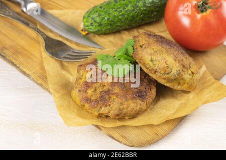 Viandes faites maison viandes hamburger patties côtelées sur le plan de coupe sur fond blanc de table. Faible régime carb Banque D'Images