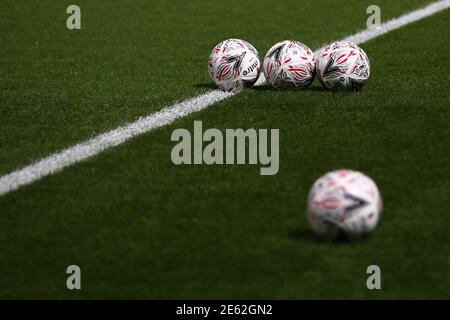 Le ballon de match officiel Mitre Delta Max de la coupe Emirates FA - Wycombe Wanderers / Tottenham Hotspur, la quatrième manche de la coupe Emirates FA, Adams Park, High Wycombe, Royaume-Uni - 25 janvier 2021 usage éditorial uniquement - restrictions DataCo applicables Banque D'Images