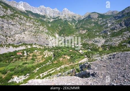 Une vallée verte sur la route de Selce à la Village de Lepushe entre la montagne Kelmend Banque D'Images