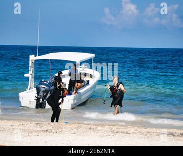 Plage et bateaux à Puerto Morelos. Banque D'Images