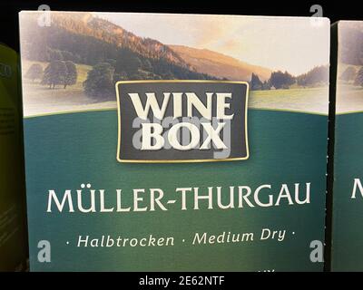 Viersen, Allemagne - janvier 9. 2021: Gros plan de la boîte à vin muller thurgau dans l'étagère du supermarché allemand Banque D'Images