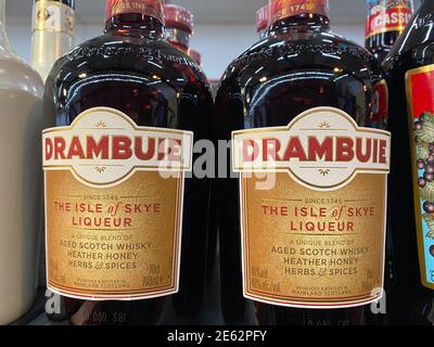 Viersen, Allemagne - janvier 9. 2021: Gros plan des bouteilles de liqueur de drambuie dans l'étagère du supermarché allemand Banque D'Images