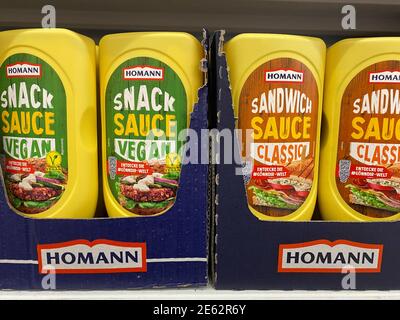 Viersen, Allemagne - janvier 9. 2021: Gros plan des bouteilles de collation Homann et de sauce sandwich dans l'étagère du supermarché allemand Banque D'Images