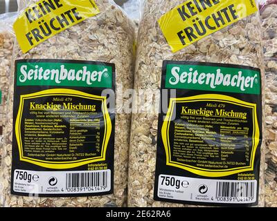 Viersen, Allemagne - janvier 9. 2021: Gros plan des emballages de Seitenbacher muesli dans le rayon du supermarché allemand Banque D'Images