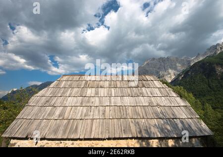 cloudscape sur un vieux toit de bardeaux de bois dans la vallée de Valbona, en Albanie Banque D'Images