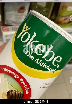 Viersen, Allemagne - janvier 9. 2021: Gros plan des boîtes de poudre de milk-shake de protéine Yokebe dans l'étagère du supermarché allemand Banque D'Images