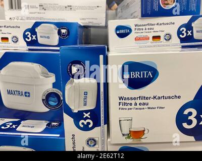 Viersen, Allemagne - janvier 9. 2021: Gros plan des boîtes systèmes de filtration d'eau brita dans l'étagère du supermarché allemand Banque D'Images