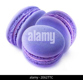 Trois macarons myrtilles isolés sur fond blanc Banque D'Images