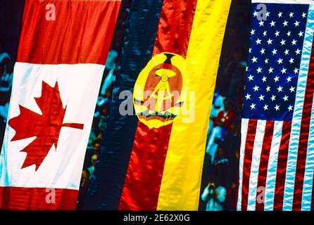 Les drapeaux nationaux sont soulevés pour Katarina Witt (GDR) Gold Médaillée et championne olympique (C), Elizabeth Manley (CAN) argent -L- et Debi Thomas (USA) bronze en femmes Figure Sjkating à la Jeux olympiques d'hiver de 1988 Banque D'Images