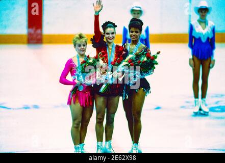 Katarina Witt (GDR) médaillée d'or et championne olympique (C), Elizabeth Manley (CAN) argent -L- et Debi Thomas (USA) bronze en Ladies Figure Sjkating aux Jeux olympiques d'hiver de 1988 Banque D'Images