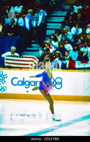 Caryn Kadavy (Etats-Unis) en compétition au programme de patinage artistique féminin lors des Jeux Olympiques d'hiver de 1988. Banque D'Images