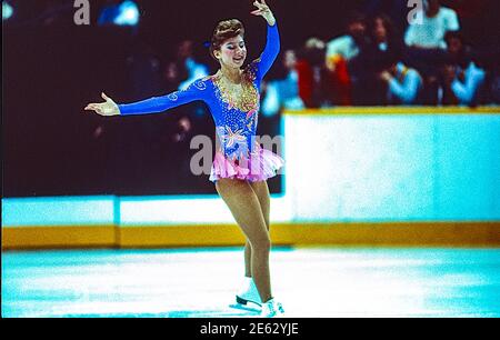 Caryn Kadavy (Etats-Unis) en compétition au programme de patinage artistique féminin lors des Jeux Olympiques d'hiver de 1988. Banque D'Images
