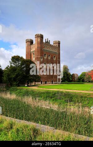 Vue d'automne du château de Tattershall, village de Tattershall, Lincolnshire, Angleterre, Royaume-Uni Banque D'Images