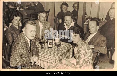 GÜNTERSBERGE, ALLEMAGNE DE L'EST - 18 AVRIL 1964 : la photo rétro montre l'événement social. Les gens célèbrent . Vers 1960s. Les années 60. 1960s Banque D'Images