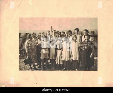 ALLEMAGNE - VERS les années 1950: Photo rétro montre un groupe de personnes poser dans la cour. Principalement des femmes et des filles sur la photo. Groupe de parents. Banque D'Images