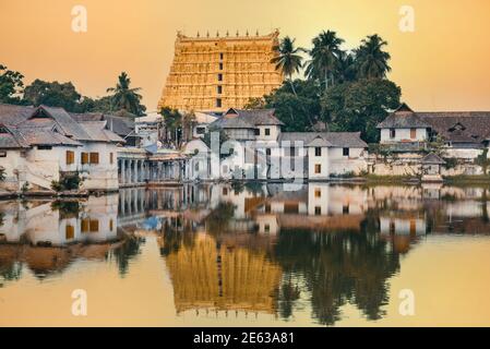Magnifique temple doré de Sree Padmanabhaswamy se reflétant dans un étang au coucher du soleil, ville de Thiruvananthapuram, Kerala, sud de l'Inde Banque D'Images
