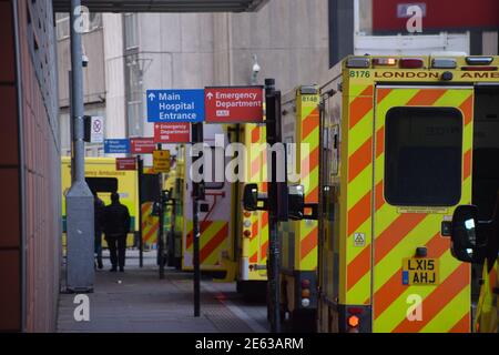 Londres, Royaume-Uni. 28 janvier 2021. Ambulances dans une file d'attente à l'extérieur du Royal London Hospital.le Royaume-Uni reste sous le confinement alors que le gouvernement lutte pour maintenir la pandémie du coronavirus sous contrôle. Crédit : Vuk Valcic/SOPA Images/ZUMA Wire/Alay Live News Banque D'Images