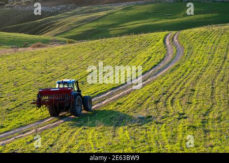 tracteur sur une route de campagne à la pause de la journée Banque D'Images