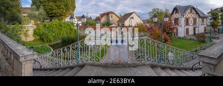 Verrières-le-Buisson, France - 10 10 2020 : vue sur le parc du château de Vaillant Banque D'Images