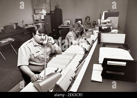 Pompiers au travail. Un pompier est un secouriste qui a reçu une formation approfondie en matière de lutte contre les incendies, principalement pour éteindre des incendies dangereux qui menacent la vie, les biens et l'environnement, ainsi que pour sauver des personnes et, dans certains cas ou dans certains pays, également des animaux de situations dangereuses. Les pompiers de sexe masculin sont parfois appelés familièrement par le terme historique pompier (et, moins souvent, une pompier de sexe féminin par le terme pompier), bien que l'utilisation de cette terminologie soit officiellement découragée. La lutte contre les incendies est ensuite divisée en compétences qui incluent : taille, extinction, ventilation, Banque D'Images