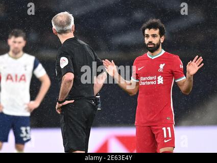 Mohamed Salah de Liverpool (à droite) et l'arbitre Martin Atkinson en discussion avant que le VAR ne s'en mette au troisième but de son équipe lors du match de la Premier League au Tottenham Hotspur Stadium, Londres. Date de la photo: Jeudi 28 janvier 2021. Banque D'Images