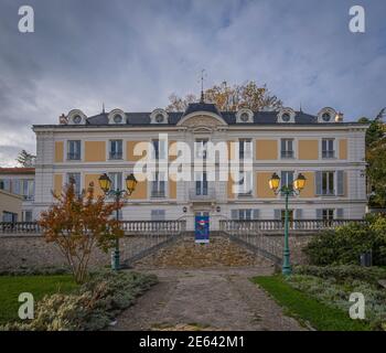 Verrières-le-Buisson, France - 10 10 2020 : vue sur le parc du château de Vaillant Banque D'Images