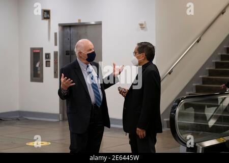 Le sénateur des États-Unis Ben Cardin (démocrate du Maryland) s'entretient avec un journaliste qui traverse le métro du Sénat à la suite d'un vote de procédure du Sénat pour faire avancer la nomination d'Alejandro Mayorkas au poste de secrétaire à la sécurité intérieure, au Capitole des États-Unis à Washington, DC, le jeudi 28 janvier 2021. Crédit : Rod Lamkey/CNP | utilisation dans le monde entier Banque D'Images