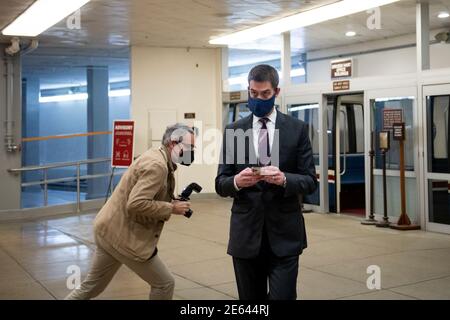 Le Senateur Americain Tom Cotton Republicain De L Arkansas Apparait Par Lien Video A La Question Le Lieutenant General De L Armee Americaine Daniel Hokanson Et Le General De L Armee Americaine Gustave Perna Lors