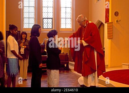 L'évêque de l'Église catholique de Saint-Joseph à la communion sur la Pentecôte Banque D'Images