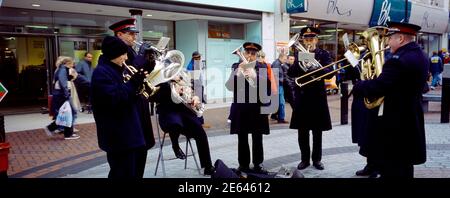 Orchestre de laiton de l'Armée du salut jouant des chants de Noël sur High Street Sutton Surrey, Angleterre Banque D'Images