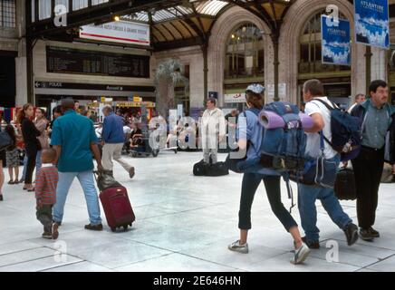 Paris France Gare de Lyon Concourse passagers Backpackers Banque D'Images