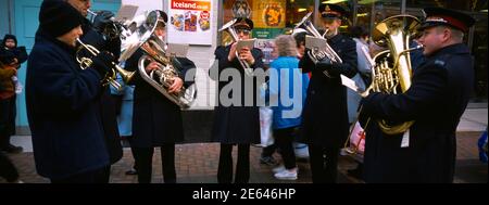 Orchestre de laiton de l'Armée du salut jouant des chants de Noël sur High Street Sutton Surrey, Angleterre Banque D'Images