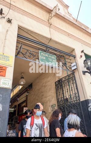 Buenos Aires, Argentine; 24 janvier 2021: Personnes avec des masques sur la visite du marché de San Telmo, une attraction touristique, un dimanche d'été pendant la co Banque D'Images