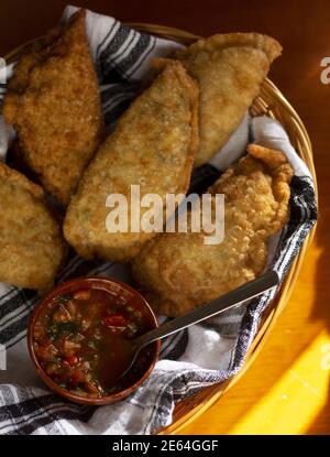 Cuisine régionale typique colombienne - en-cas Empanadas Banque D'Images