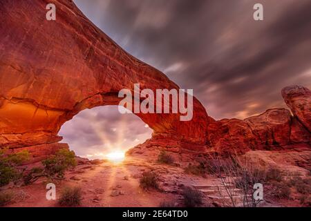 Arche de la fenêtre nord dans le parc national d'Arches, Utah. Heure bleue Banque D'Images