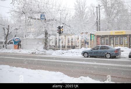 28 janvier 2021. Odessa, Ukraine. Cyclone Kasper. Route enneigée. La voiture est au feu. Mauvais temps en ville Banque D'Images