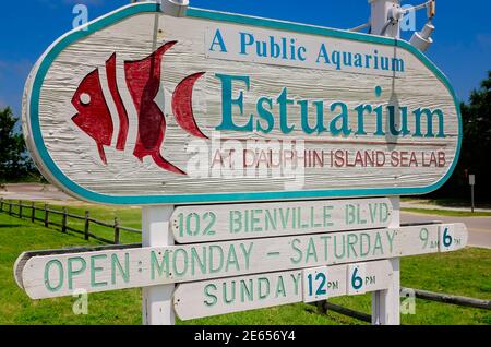 Le Dauphin Island Sea Lab et l’enseigne d’Estuarium sont illustrés, le 23 juin 2017, à Dauphin Island, en Alabama. Banque D'Images